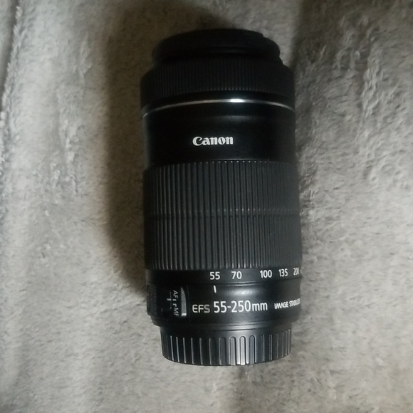 Canon EFS 55-250mm IS MACRO 0.85m/2.8ft Telephoto Lens - Picture 1 of 3